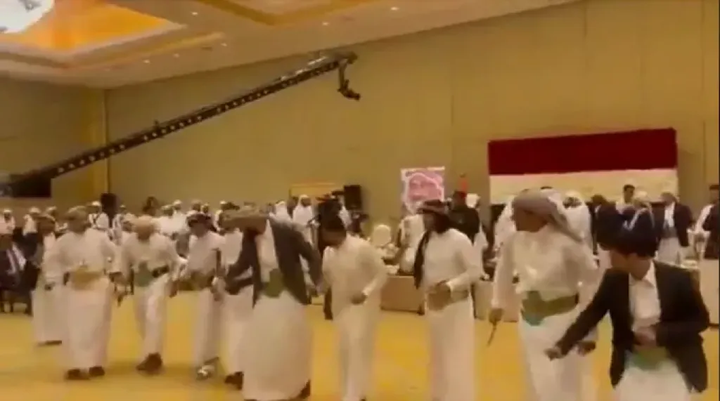 أفراح آل عفاش .. شاهد بالفيديو ”أبناء علي عبد الله صالح” يحتفلون بزفاف شقيقهم بأداء رقصة ”البرع”
